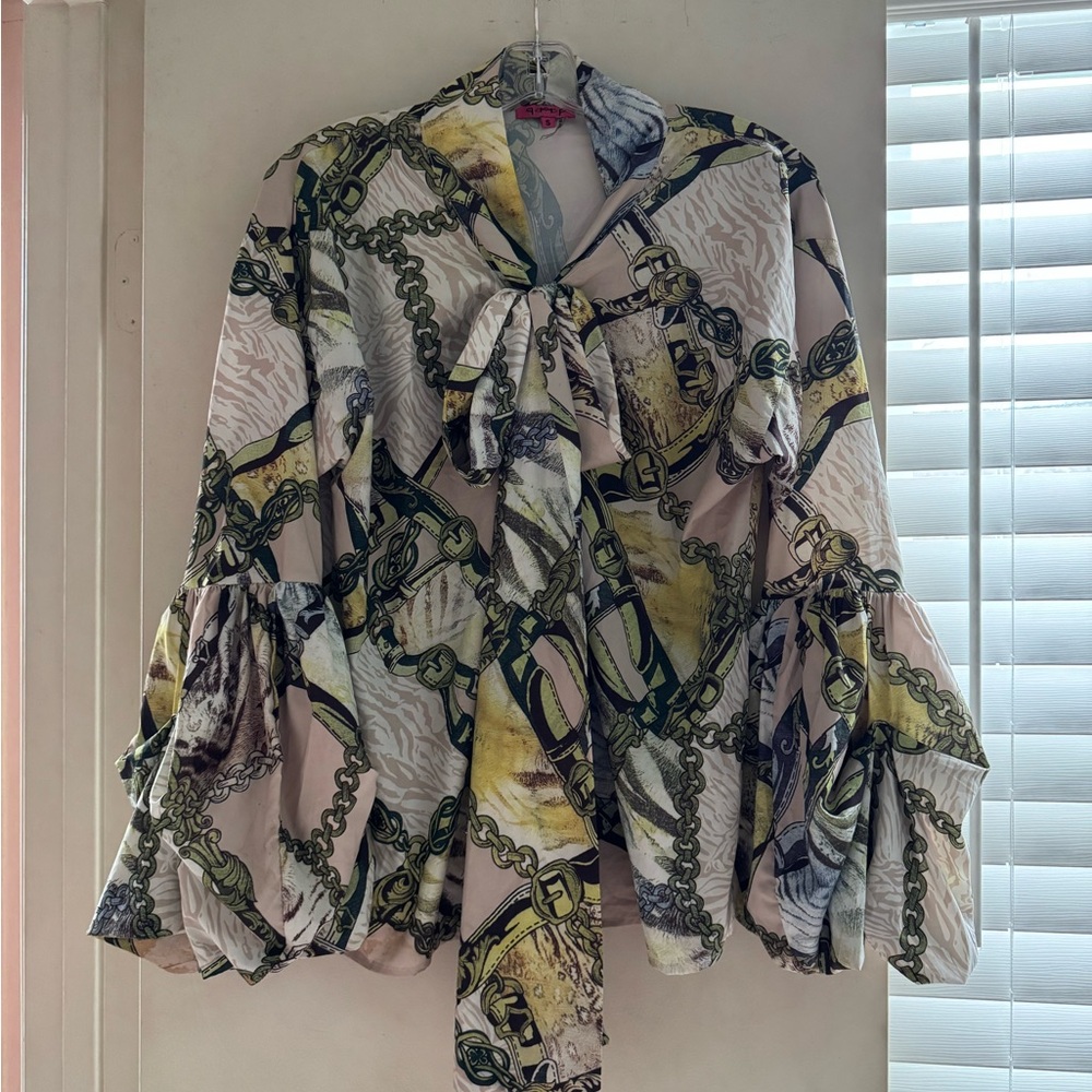 Elegant Chain Print Blouse with Bell Sleeves